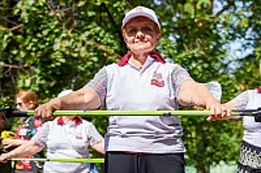 Скандинавская ходьба, бальные танцы и гимнастика: пенсионеров района приглашают на занятия на открытом воздухе