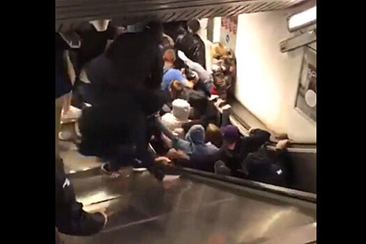 Спасатели эвакуируют пострадавших в римском метро российских болельщиков