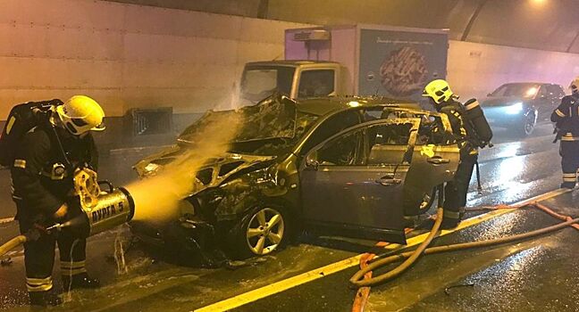 Вместо огнетушителя схватили камеру. Водители из-за горящего авто застряли в московском тоннеле