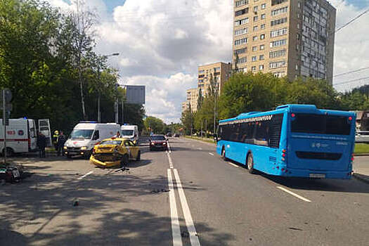 Два мотоцикла врезались в автомобиль такси в Москве
