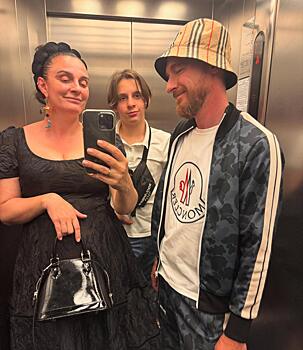 Елена Ваенга снялась вместе с мужем и сыном в лифте: редкий семейный кадр