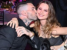 Жена солиста Maroon 5 Адама Левина сообщила о беременности