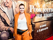 Кожевникова в стильном костюме, Бузрукова с декольте и другие звезды на премьере фильма «Рождество на двоих»