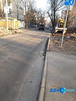 Сгоревший автомобиль, стоявший посреди дороги на Западном в Ростове, убрали спустя неделю