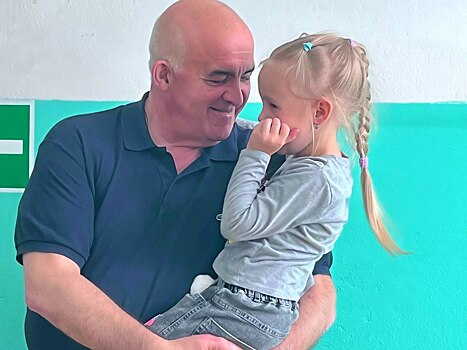 Костромской губернатор встретил внучку в деревенском сельском клубе