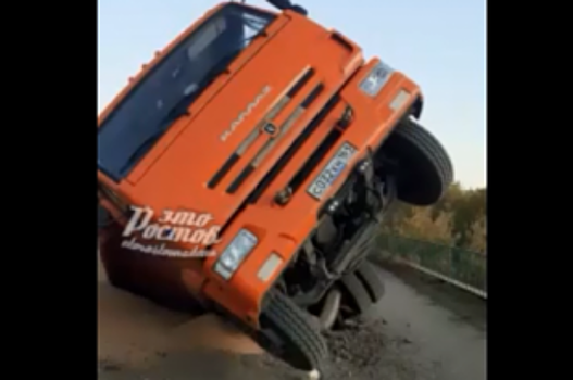 Перегруженный «КАМАЗ» проломил мост в Ростовской области