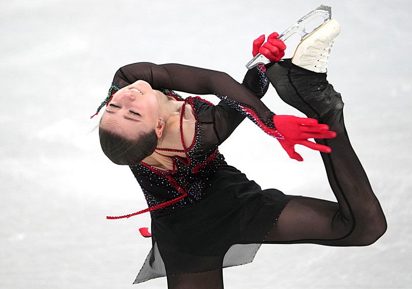 Камила Валиева выступает с произвольной программой в женском одиночном катании командных соревнований по фигурному катанию на XXIV зимних Олимпийских играх в Пекине