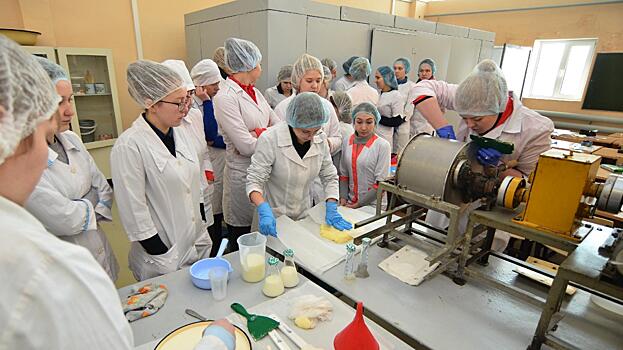 Четыре вида масла приготовили студенты к блинам на Масленицу в Семенково