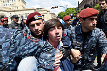 К протестующим в Ереване присоединились люди в военной форме