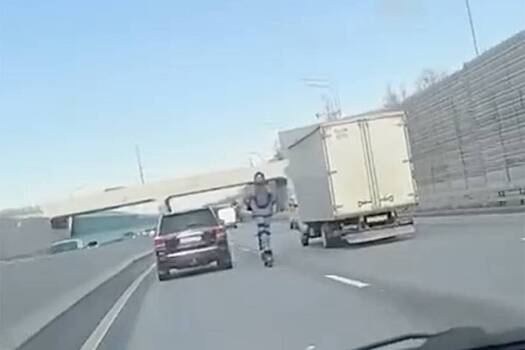 В Москве электросамокатчик разогнался до 100 километров в час по трассе и попал на видео