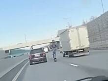 В Москве электросамокатчик разогнался до 100 километров в час по трассе и попал на видео