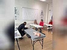 «Костоправ» без медобразования уже обучил сотни людей своему делу