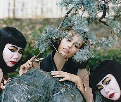 Наряды-облака и клон японской художницы: Кайя Гербер стала героиней театра кабуки в лукбуке Loewe