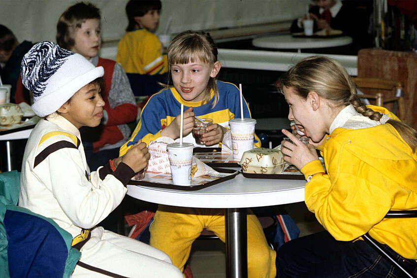 Посетители во время открытия первого ресторана «Макдоналдс» на Пушкинской площади в Москве, 31 января 1990 года