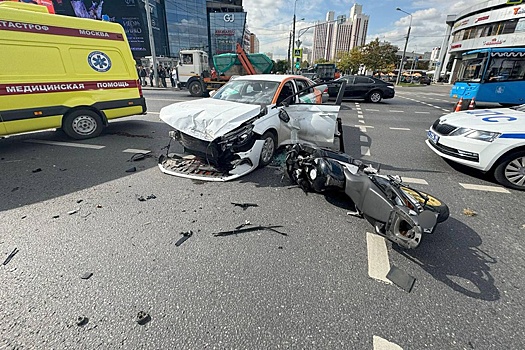В Москве водитель каршеринга сбил двоих мотоциклистов