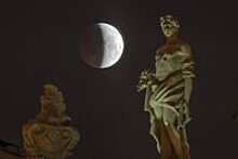 В соцсетях по всему миру выложили фото "кровавой" Луны