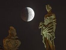 В соцсетях по всему миру выложили фото "кровавой" Луны