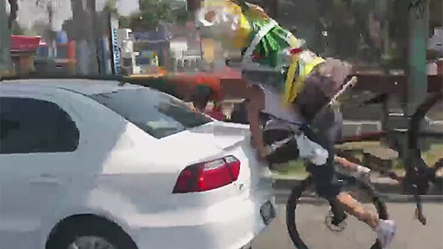 Велосипедист с Иудой за спиной врезался в машину на полном ходу: видео