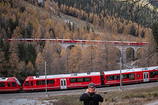 По Швейцарии прошел самый длинный в мире пассажирский поезд