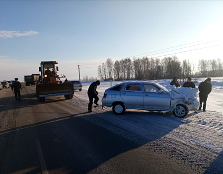 Легковушка зарылась в сугроб на обочине кузбасской трассы