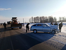 Легковушка зарылась в сугроб на обочине кузбасской трассы