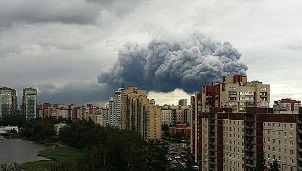 Крупный пожар на складе с химикатами произошел в Санкт-Петербурге