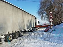 В Барнауле фура снесла ограничитель высоты на Старом мосту