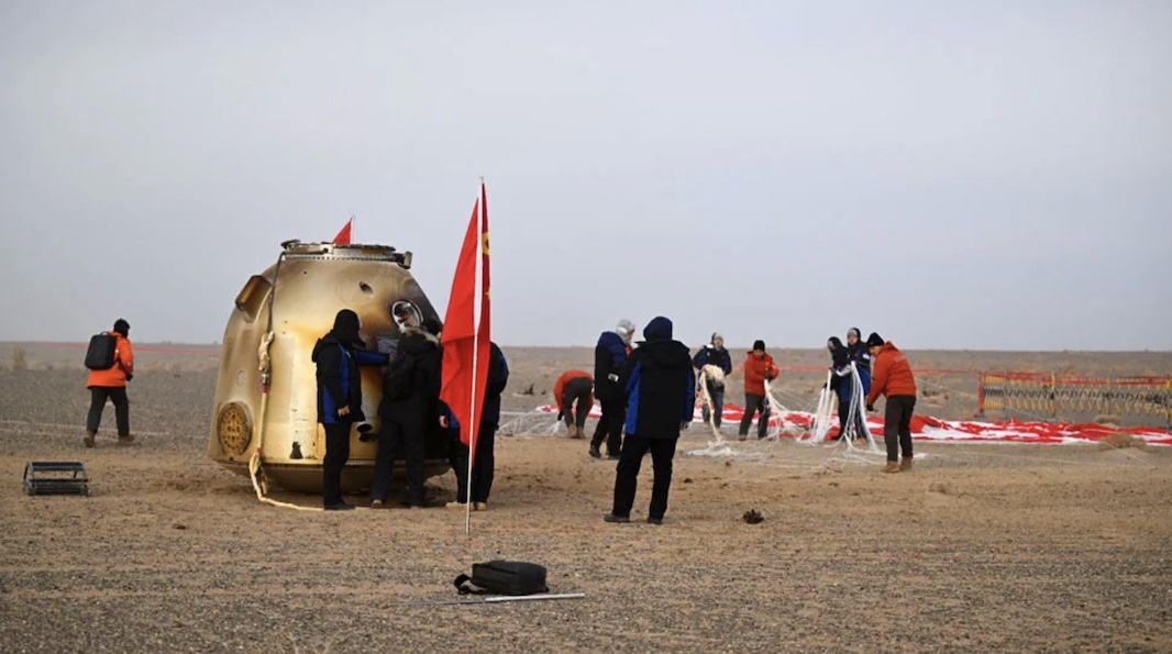 В Китае приземлился поврежденный метеоритом космический корабль