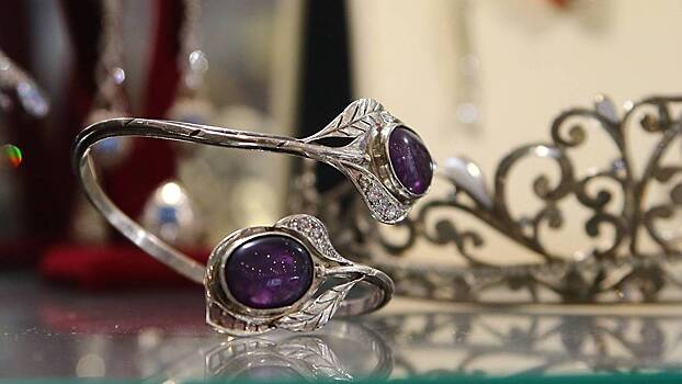 Эксперт Ценина рассказала, как убрать следы на коже от серебряных украшений