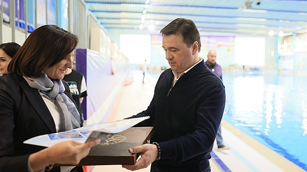 Андрей Воробьев посетил спорткомплекс Чехова, где бесплатно тренируют детей участников СВО