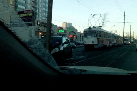 Столкнувшиеся авто в Екатеринбурге остановили трамваи