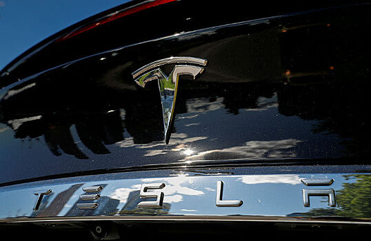 Владелец Tesla купил дорогой апгрейд автопилота "пятой точкой"