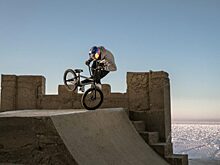 Райдеры Red Bull Костя Андреев и Ирек Ризаев соорудили «Песчаный замок» из 400 тонн песка и воды