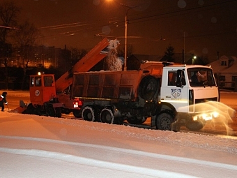 На борьбу с последствиями снегопада в Нижнем Новгороде вышли более 200 машин и почти 450 рабочих