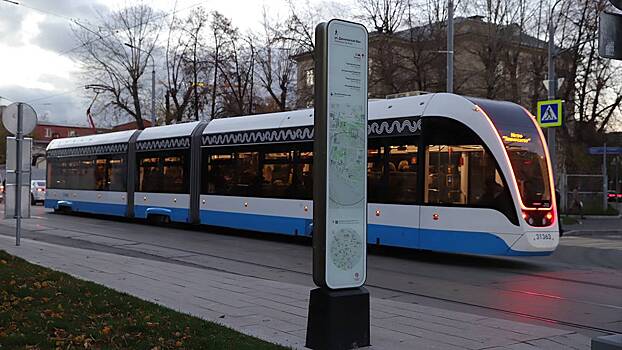 Трамваи трех маршрутов задерживаются на Покровском бульваре из-за ДТП на путях