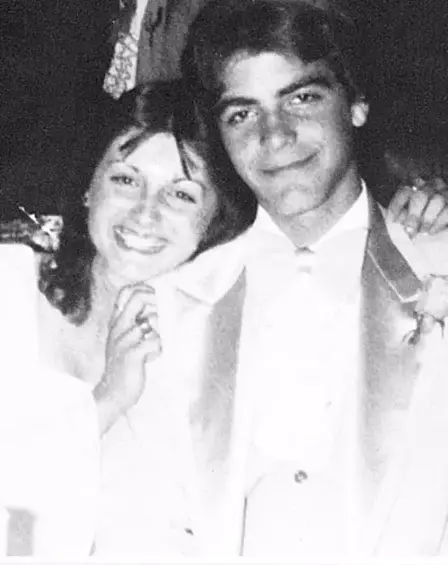 Джордж Клуни. Будущий голливудский сердцеед приехал на свой выпускной в 1978 году со своей платонической любовью — Лорой Лэйкук. В 1996 году она рассказала в интервью журналу People, что они с Клуни катались на «корвете» его отца и будущий актер весь вечер дразнил и пародировал окружающих.