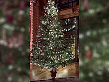 Актриса Юлия Высоцкая опубликовала фото новогодней елки в загородном доме