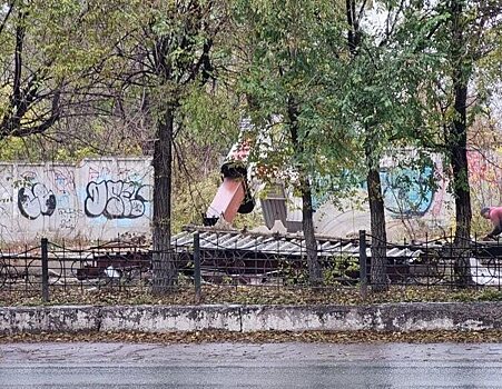 На Стрелке в Саратове начали разбирать бывшую заправку «Лукойла»