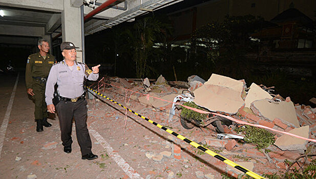 В Индонезии из-за мощного землетрясения погибли люди