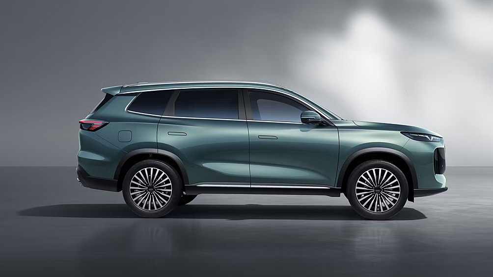 Tenet — новый российский автобренд. Трёхрядный кроссовер T8 создан на базе Chery Tiggo 8 Pro Max и будет выпускаться на бывшем заводе Volkswagen в Калуге. Автомобиль оснащён 2,0-литровым турбомотором мощностью 197 л.с. и полным приводом с роботизированной коробкой передач. В списке оснащения — панорамная крыша, 15,6-дюймовый экран и зимний пакет с подогревом всех сидений.