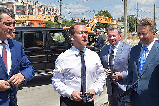 Медведев вернулся в Крым с деньгами