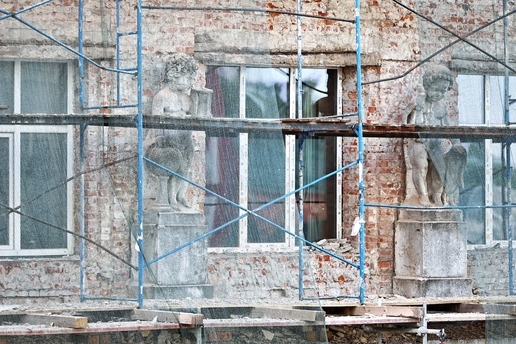 Вернутся на свои места: «Клопс» выяснил будущее скульптур с фасада здания КГТУ в Калининграде