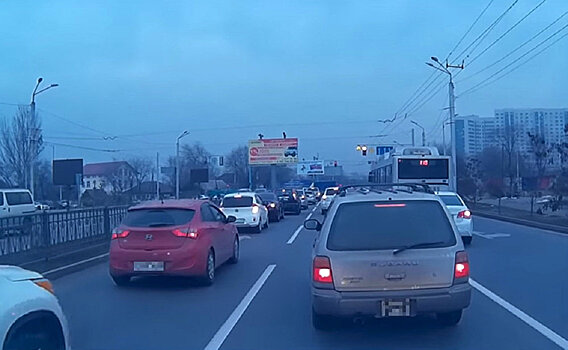 Водитель в Алматы угрожал другому автолюбителю похожим на оружие предметом