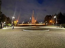 На центральных аллеях Парка Победы, ведущих к памятникам, вновь горят фонари