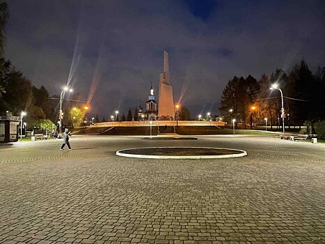 На центральных аллеях Парка Победы, ведущих к памятникам, вновь горят фонари