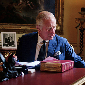 В сети появилась новая фотография короля Карла III со знаменитым красным чемоданом Букингемского дворца