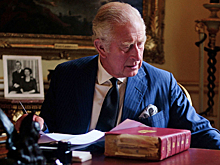 В сети появилась новая фотография короля Карла III со знаменитым красным чемоданом Букингемского дворца