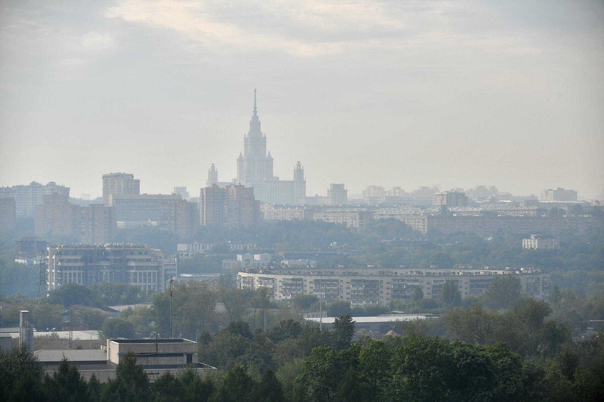 Смог в москве в каком году. Смог в Москве 2010. Смог 2009 в Москве. Смог в 2010 году в Москве. Москва 2010 смог и Москва 2022 смог.