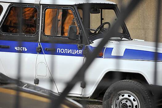 Мужчина с ножом напал на полицейских у здания МВД в российском городе