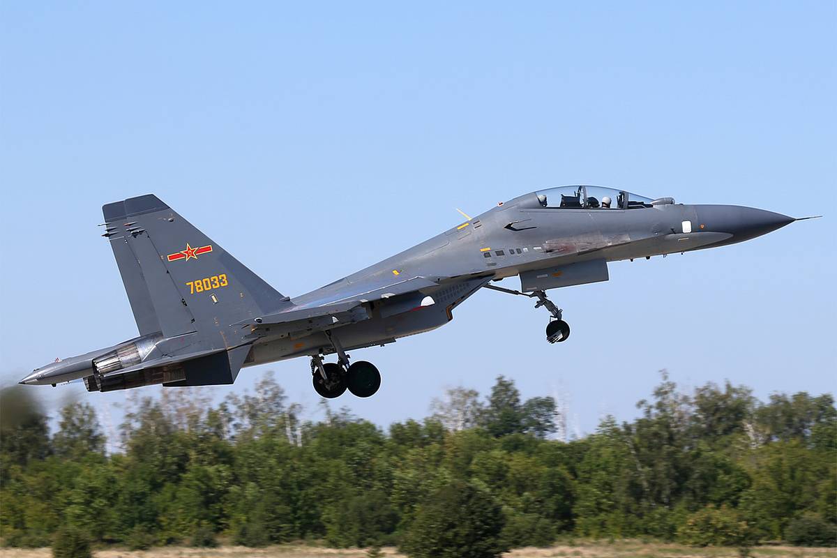 Су-30МК2 сопроводили китайские бомбардировщики